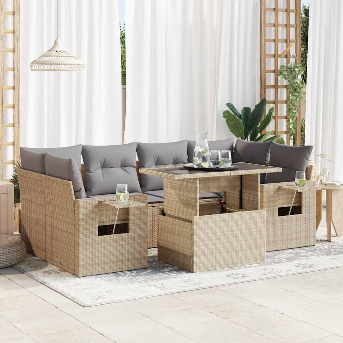 Set divano in rattan beige con cuscini grigi e tavolo sollevabile, all'aperto.
