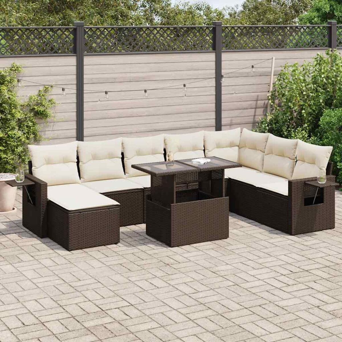 Gartenmöbel-Set mit cremefarbenen Kissen auf einer Backstein-Terrasse.