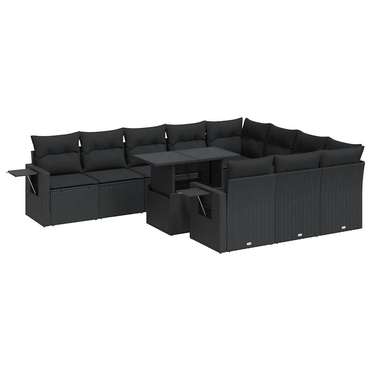 Divano angolare in rattan nero con cuscini e tavolo. Set di mobili da esterno. Sfondo bianco.