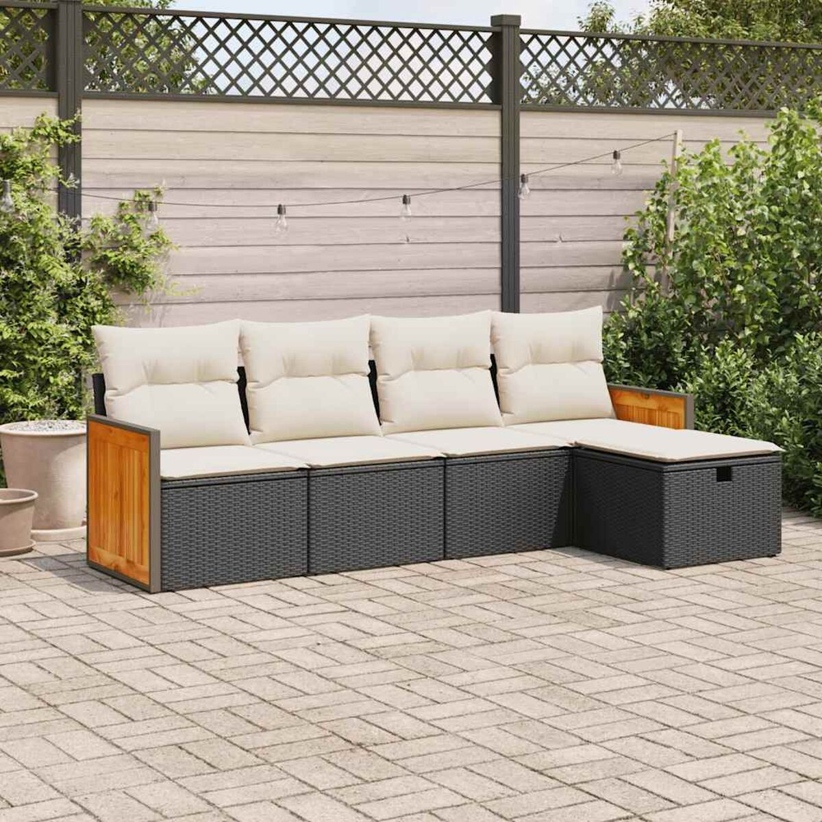 Outdoor-Ecksofa-Set mit cremefarbenen Kissen. Dunkelgraues Rattan mit Holzakzenten. Stauraum inklusive.