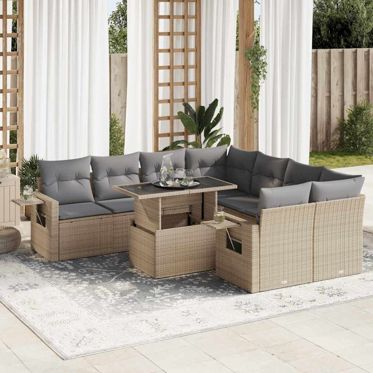 Outdoor-Ecksofa mit grauen Kissen, einem Tisch mit Hubfunktion und weißen Vorhängen. Sonnig.