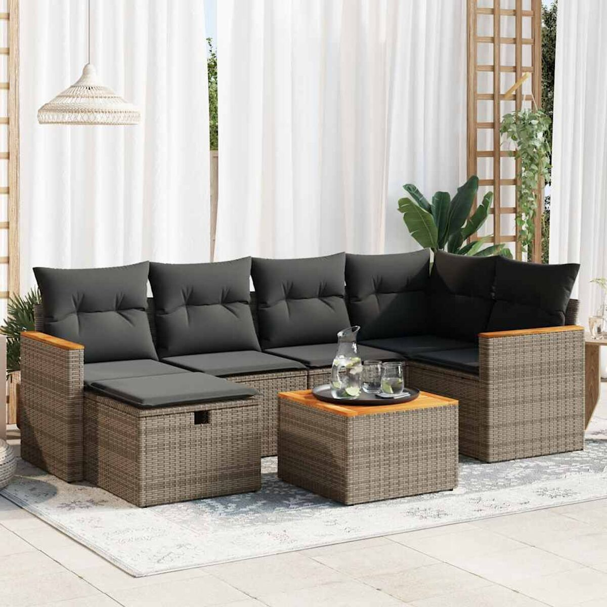 Korbsessel-Set mit grauen Kissen, Couchtisch und Holzakzenten.