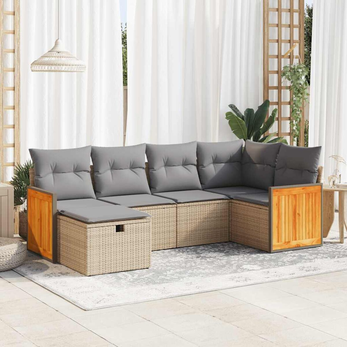 Beiges Outdoor-Ecksofa aus Korbgeflecht mit Holzakzenten und grauen Kissen.