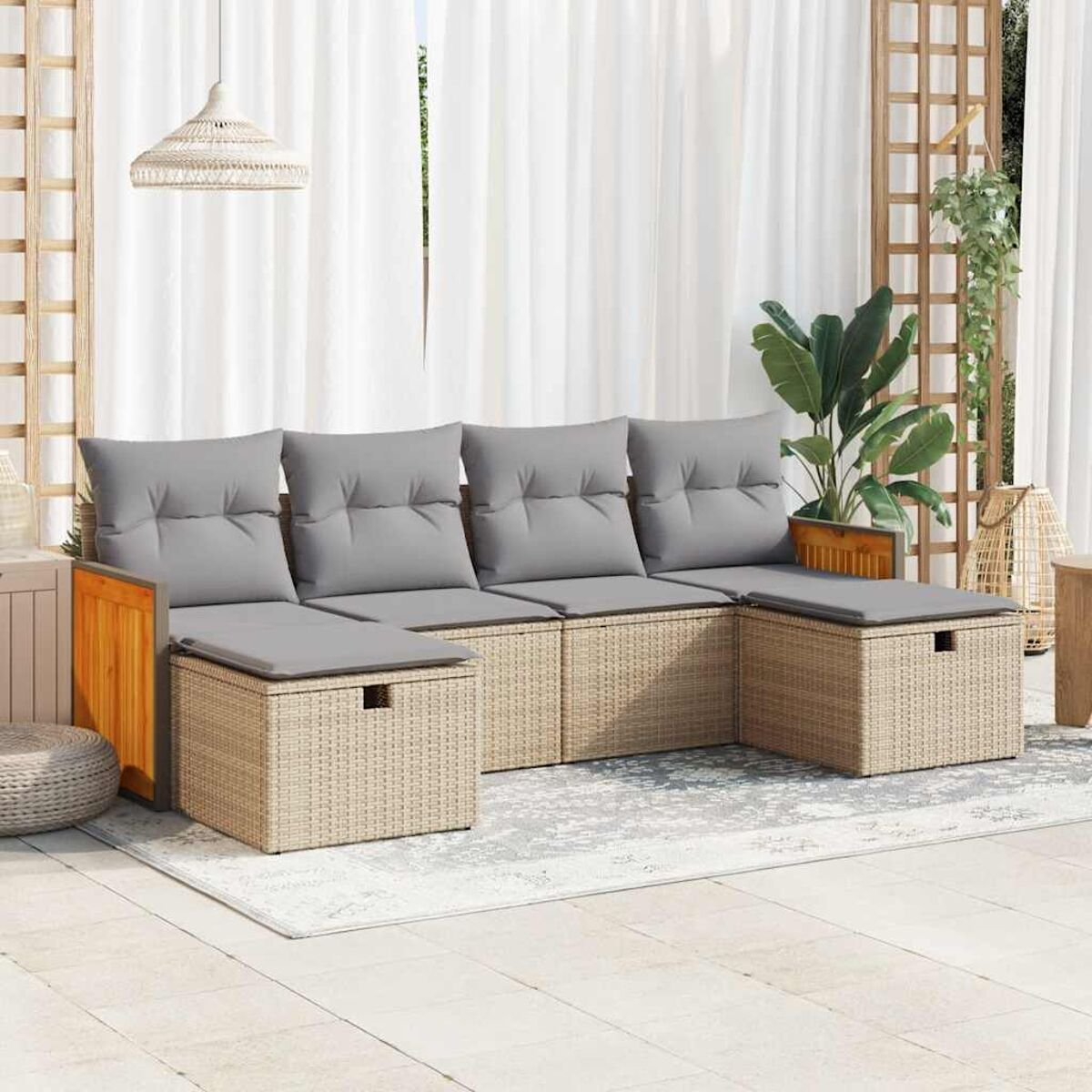 Beiges Ecksofa mit grauen Kissen. Holz-Akzente. Auf einem Teppich.