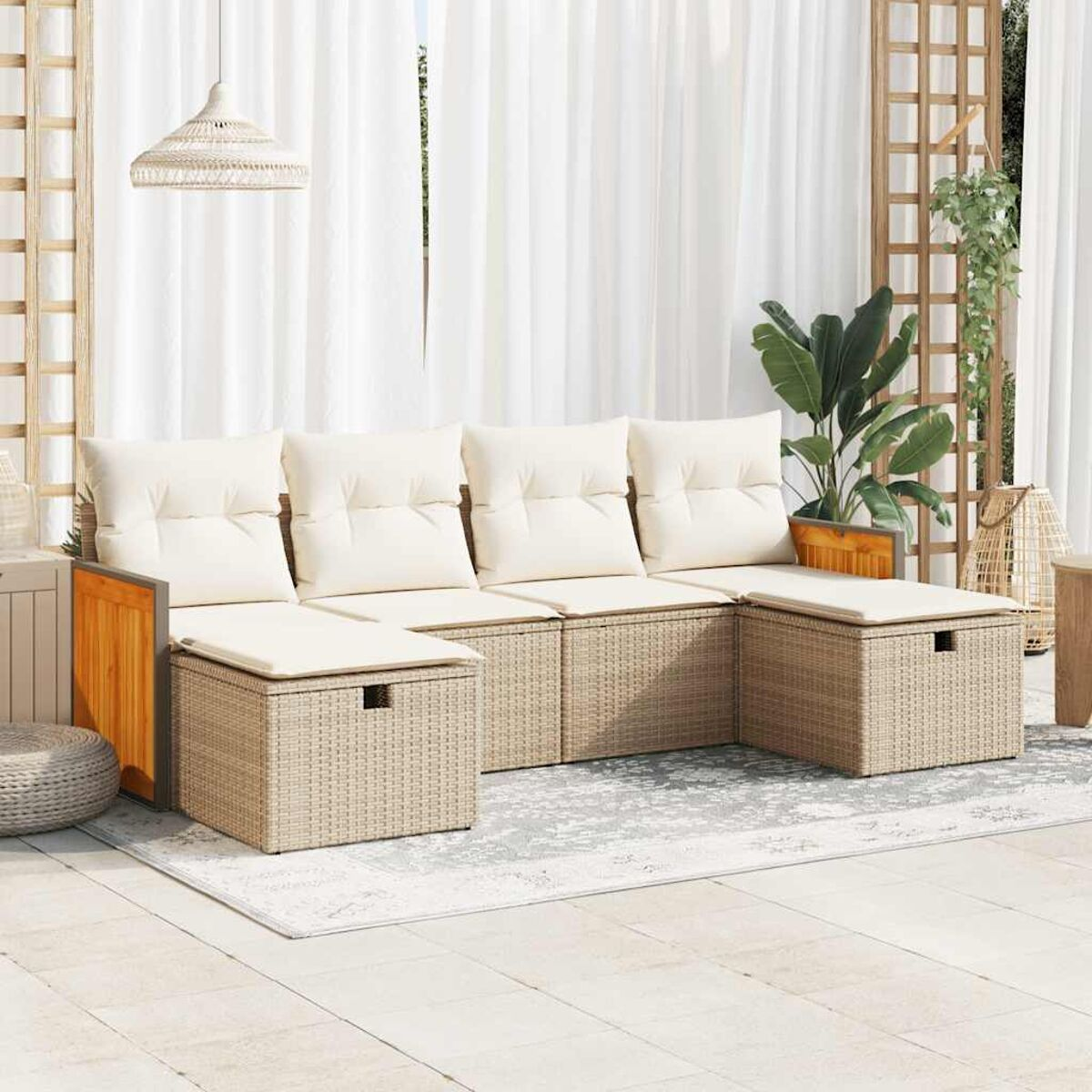 Beige Korbmöbel für den Außenbereich. U-förmiges Sofa mit cremefarbenen Kissen, Holzakzenten und Stauraum-Ottomanen.