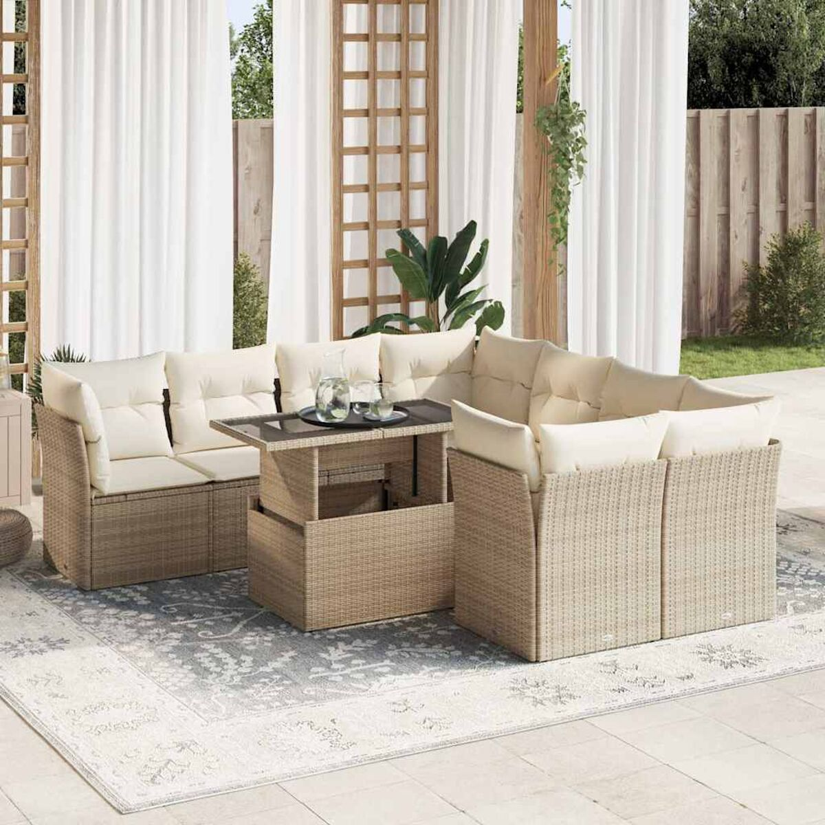 Geflochtenes Ecksofa mit cremefarbenen Kissen und einem Couchtisch mit Hubtisch auf der Terrasse.