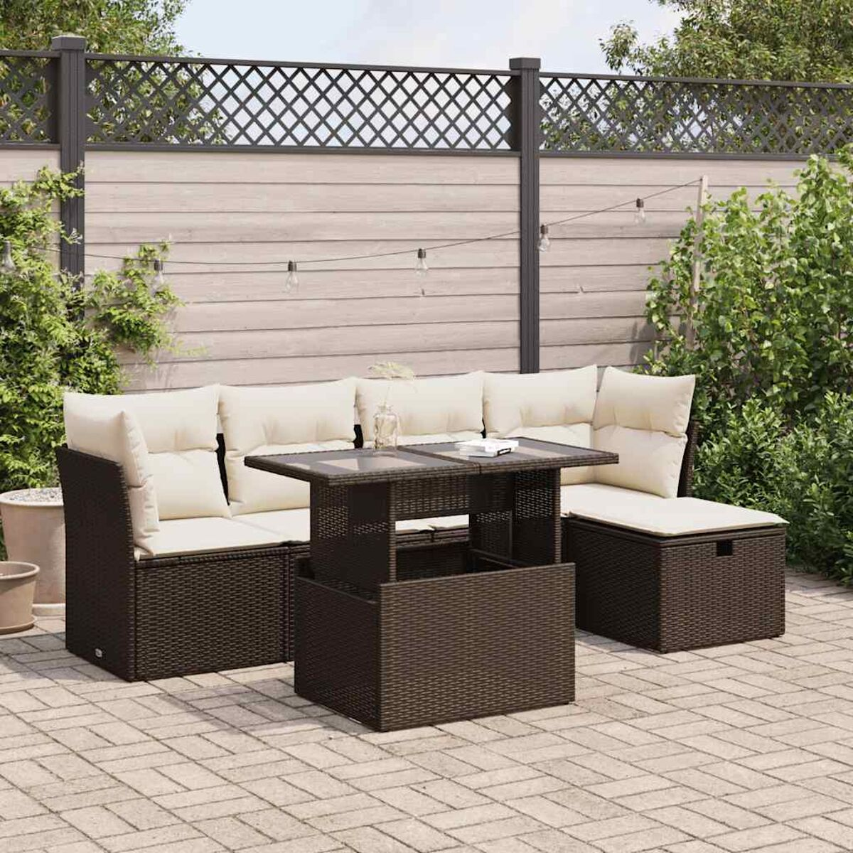 Terrassenmöbel mit braunem Korbgeflecht, beigen Kissen und einem Tisch mit Hubplatte.