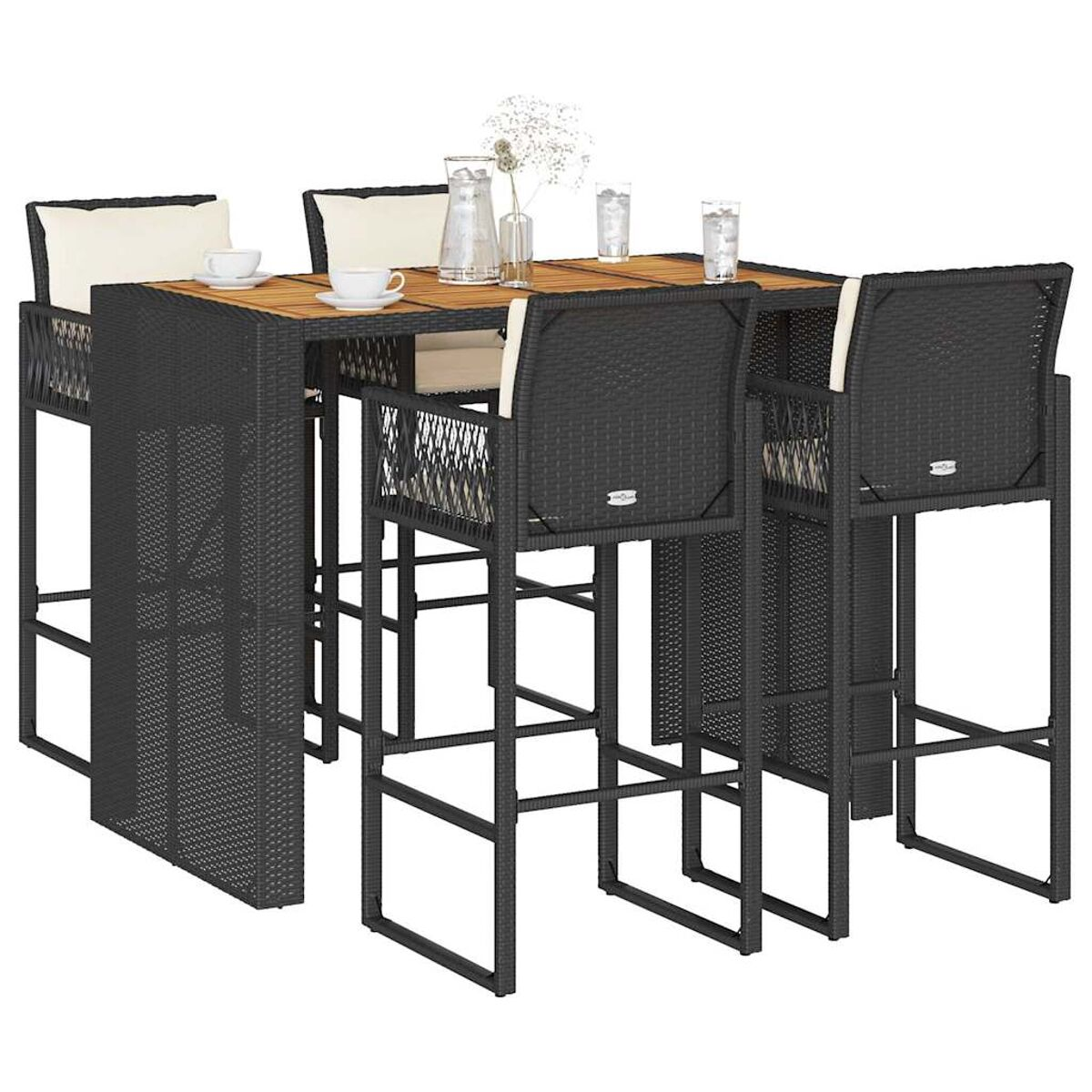Schwarzes Bar-Tisch-Set aus Korbgeflecht mit Stühlen, weißen Kissen und Gläsern. Isoliert auf weißem Hintergrund.