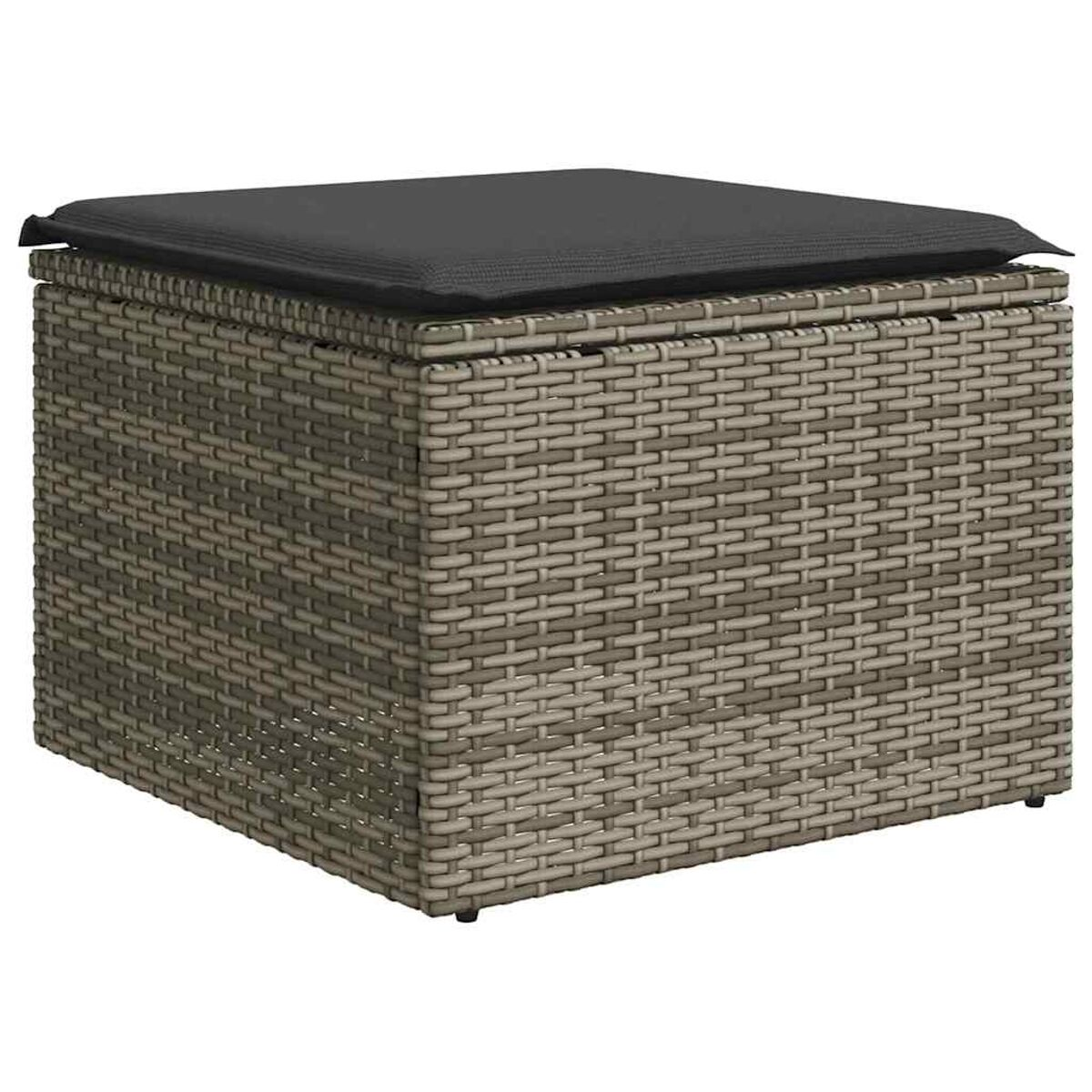 Un pouf quadrato in vimini con un cuscino nero sopra. Il vimini è di colore grigio chiaro.