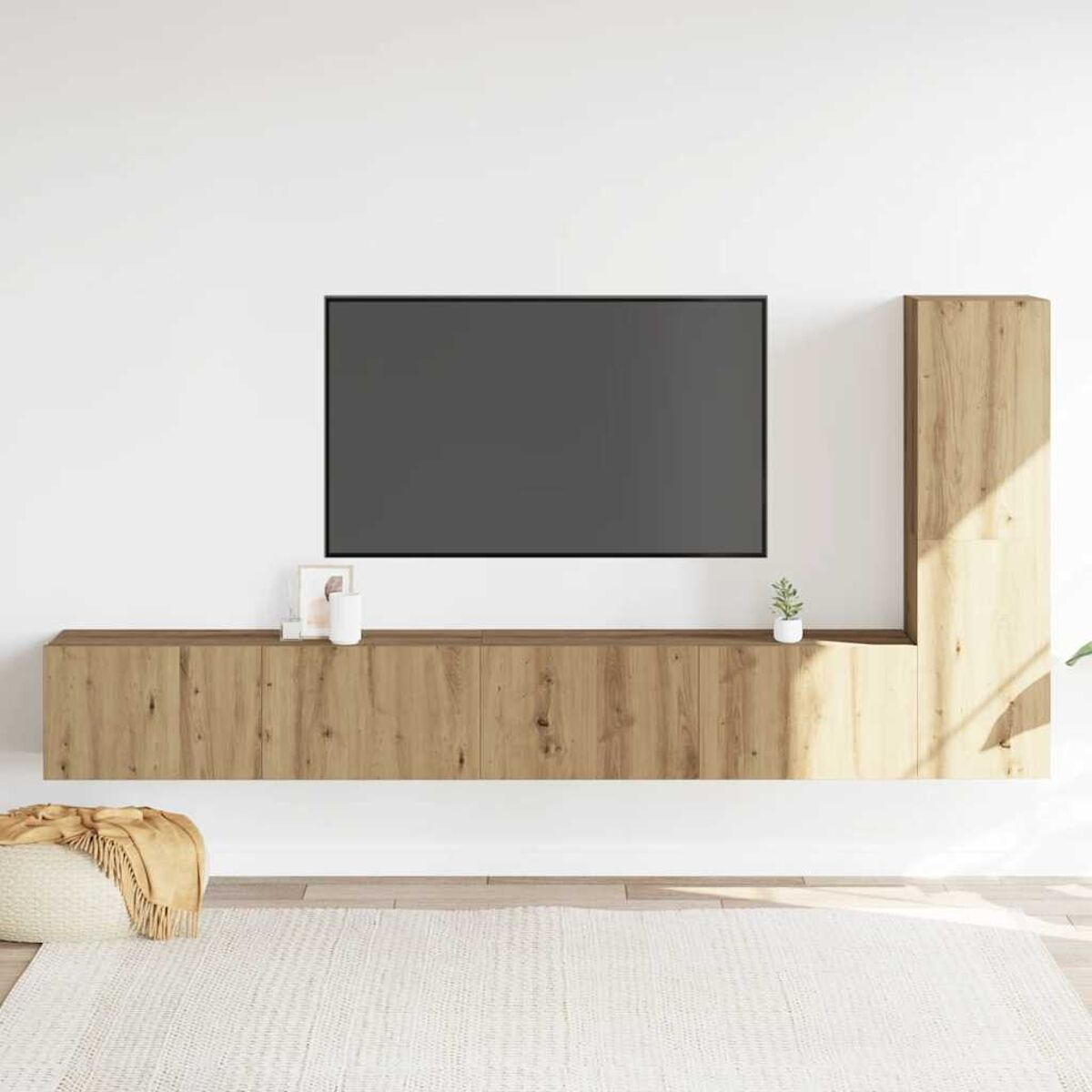 Salón moderno con TV montada y mueble de almacenamiento de madera. Una alfombra está al frente.