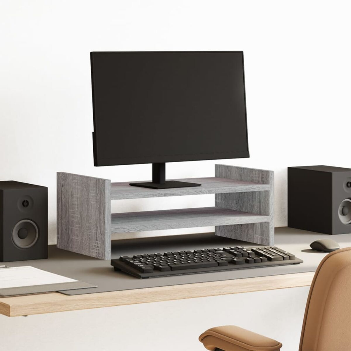 Monitor auf einem Holzständer mit Lautsprechern und einer Tastatur.