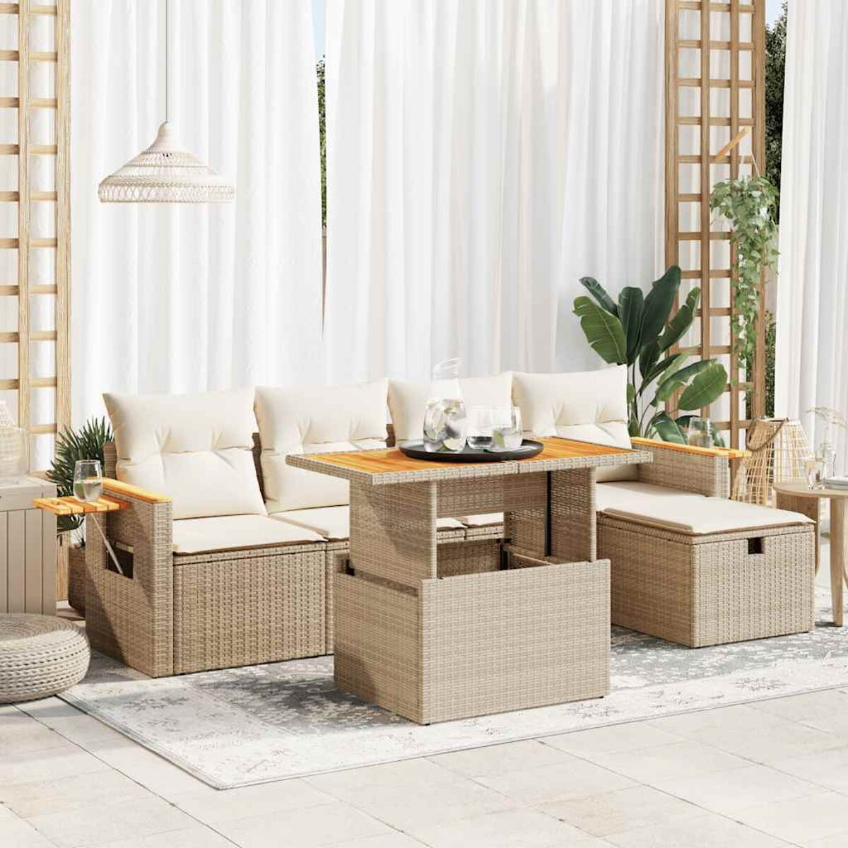 Un set di mobili da esterno in rattan con tavolo e cuscini, in una stanza luminosa.