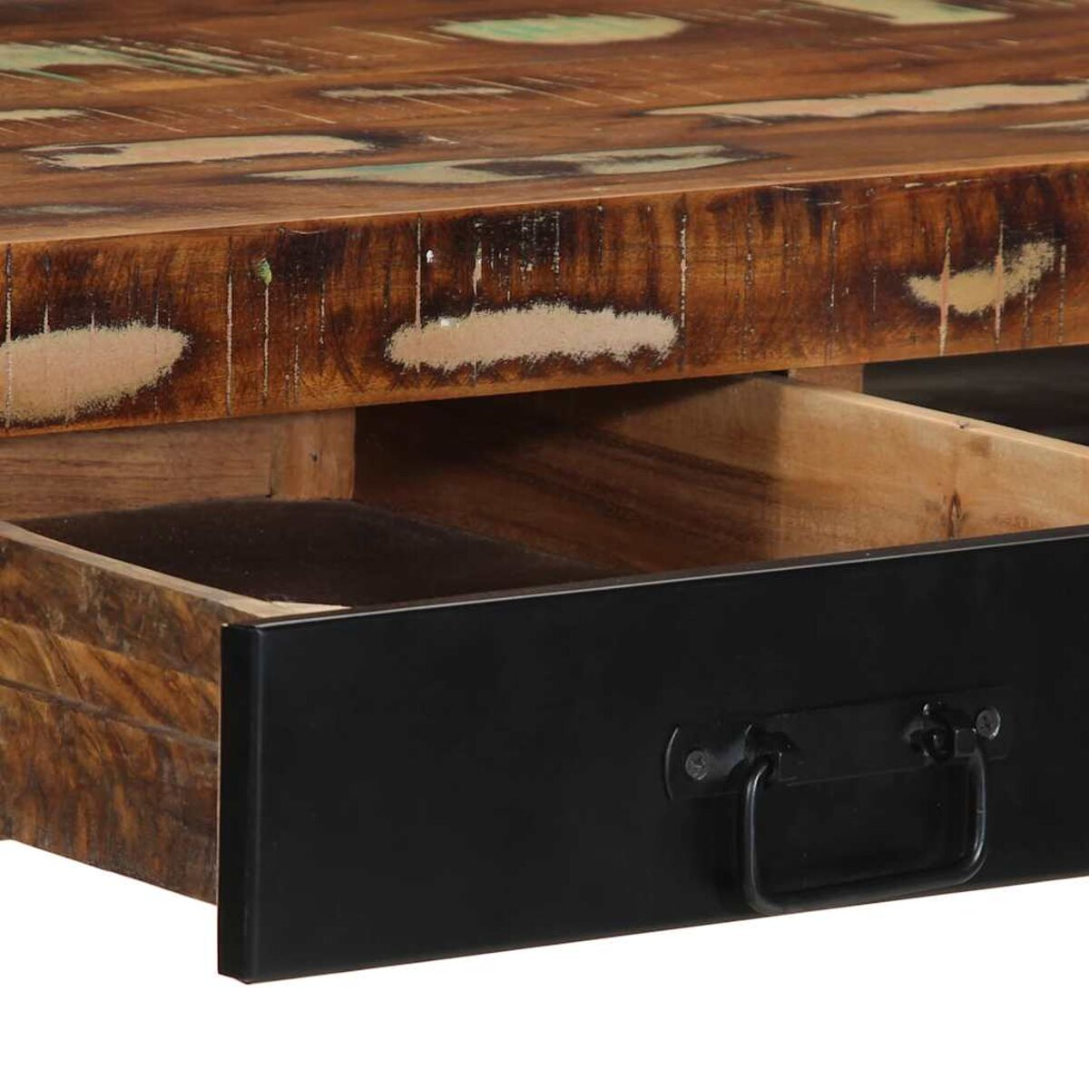 Nahaufnahme einer Holzschublade mit schwarzem Metallgriff. Die Schublade ist geöffnet, das Innere sichtbar.