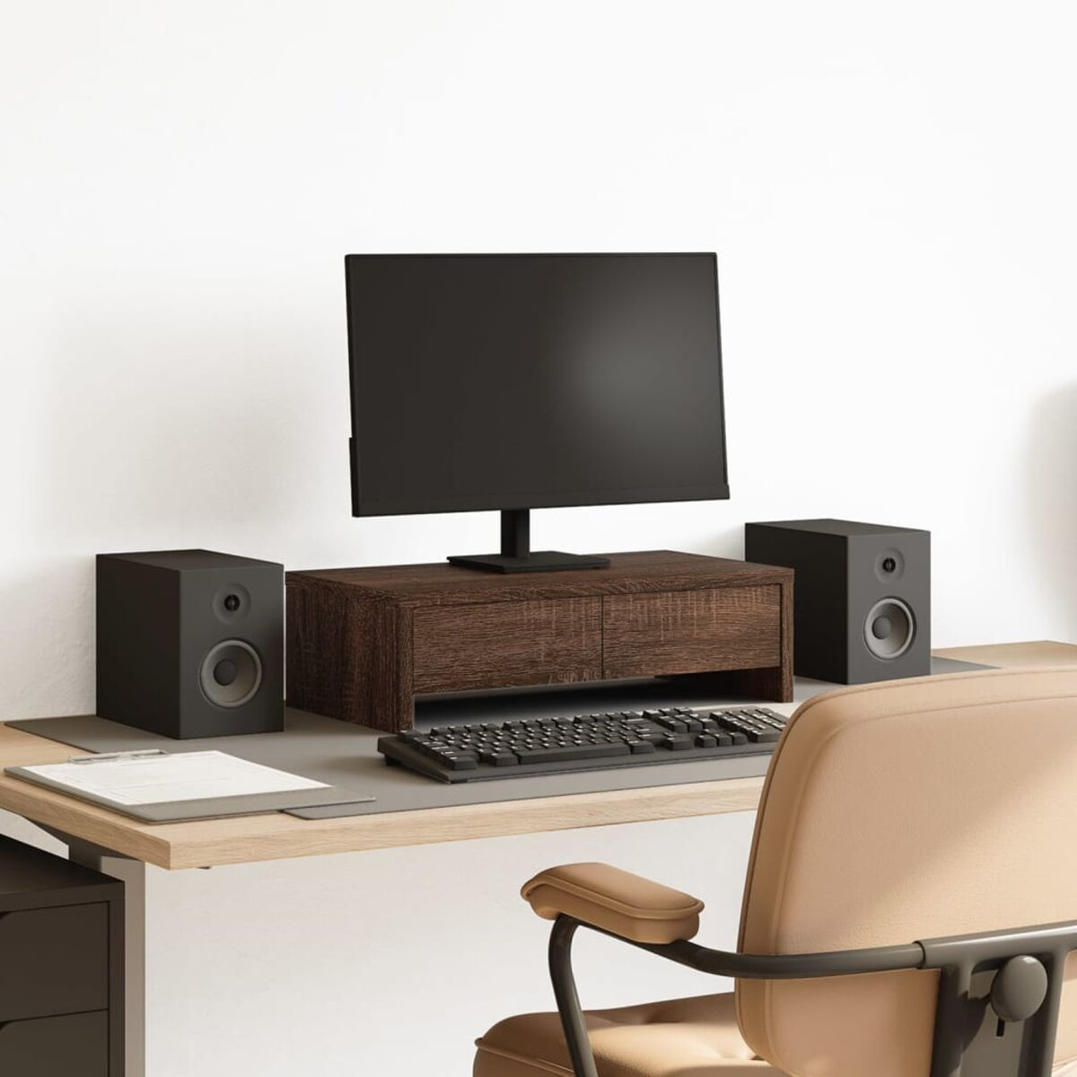 Arbeitsplatz mit Computermonitor, Lautsprechern, Tastatur, Mauspad und beigem Stuhl.