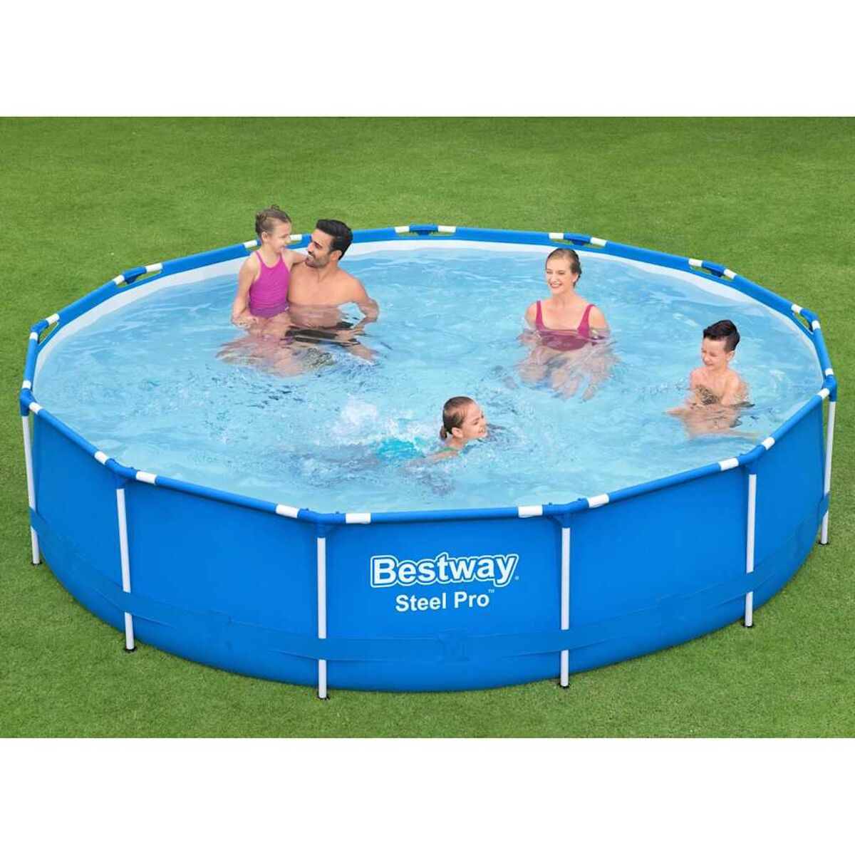 Leute in einem blauen Aufstellpool, die das Wasser auf einem grünen Rasen genießen.