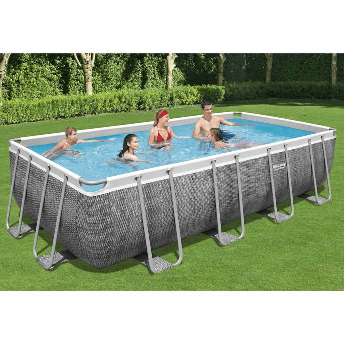 Leute in einem rechteckigen Pool mit Metallrahmen auf einer Rasenfläche.