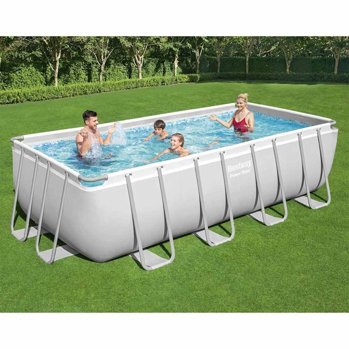 Menschen in einem rechteckigen Aufstellpool. Grünes Gras umgibt den Pool. Erwachsene und Kinder sind anwesend.