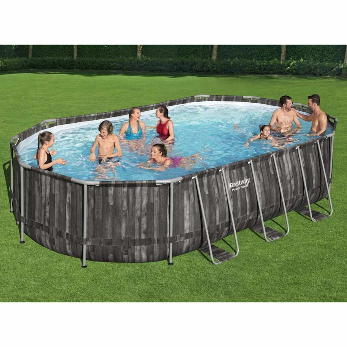 Menschen schwimmen in einem ovalen Pool. Bäume und Gras im Hintergrund.