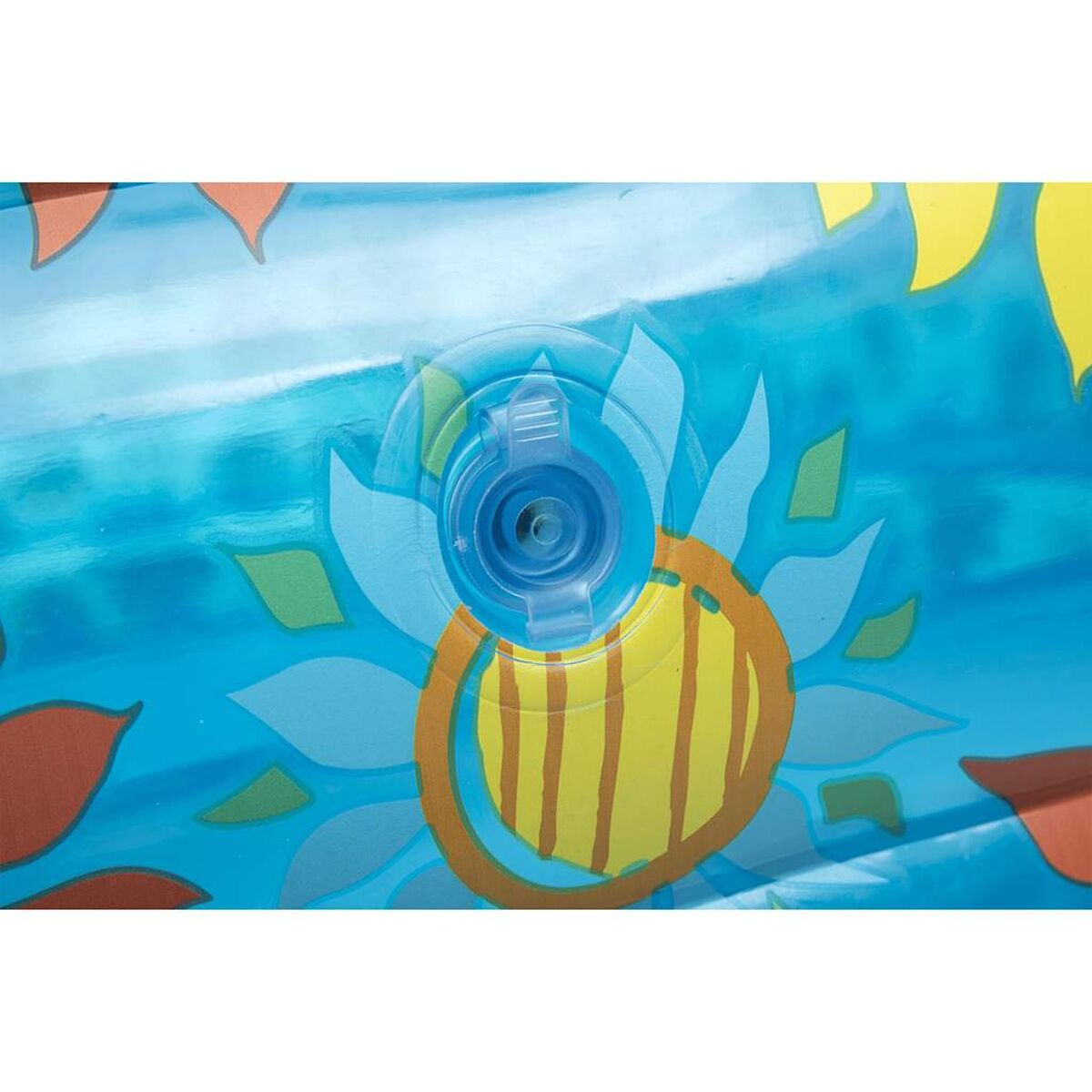 Nahaufnahme eines blauen aufblasbaren Pools mit Blumendesigns und einem blauen Ventil.