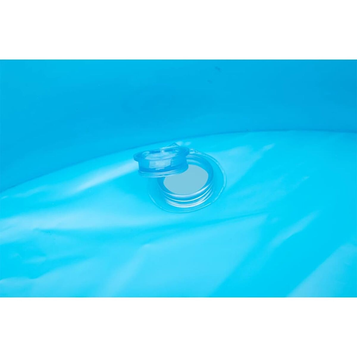 Nahaufnahme des Ventils eines aufblasbaren Pools, vor blauem Hintergrund.