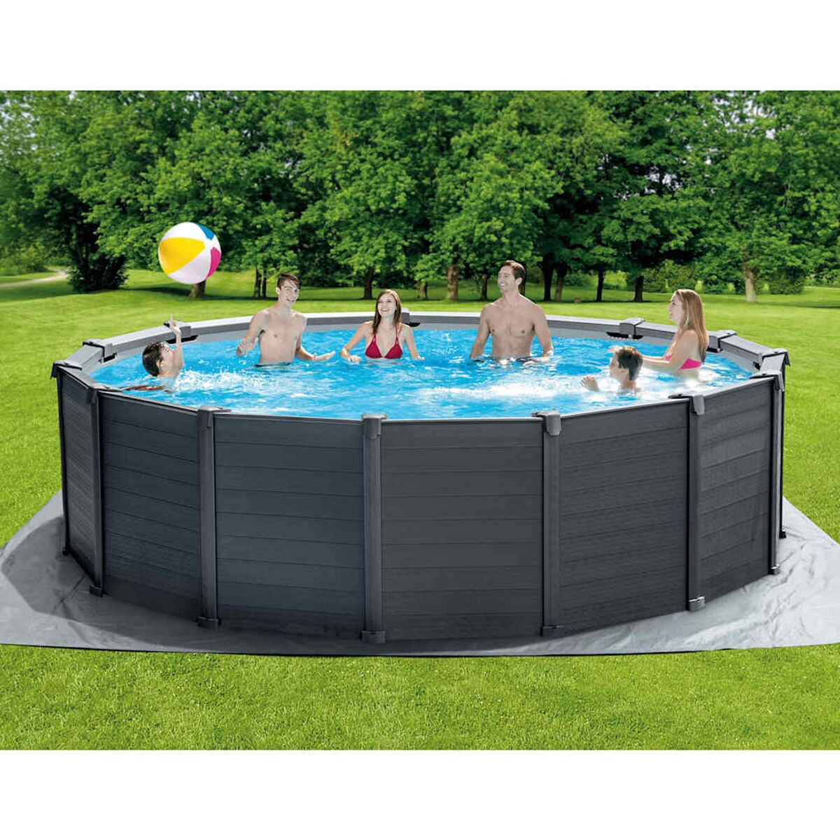 Runder oberirdischer Pool mit Leuten, die schwimmen und mit einem Ball spielen.