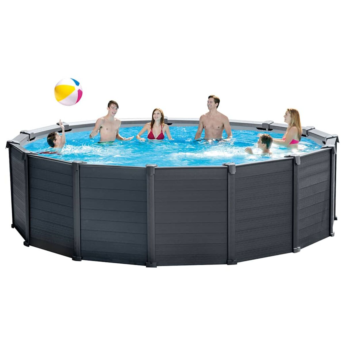 Menschen in einem blauen Pool mit einem bunten Strandball auf einem grauen Deck, sonniger Tag.