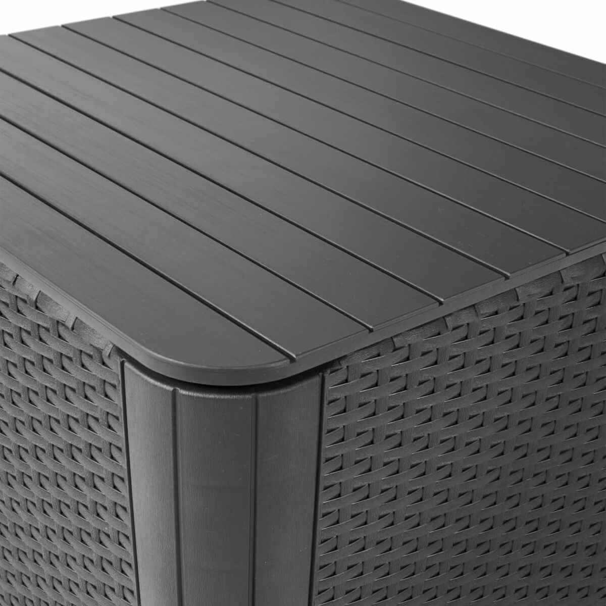 Primo piano di un tavolo nero in stile rattan con un piano a doghe di colore scuro.