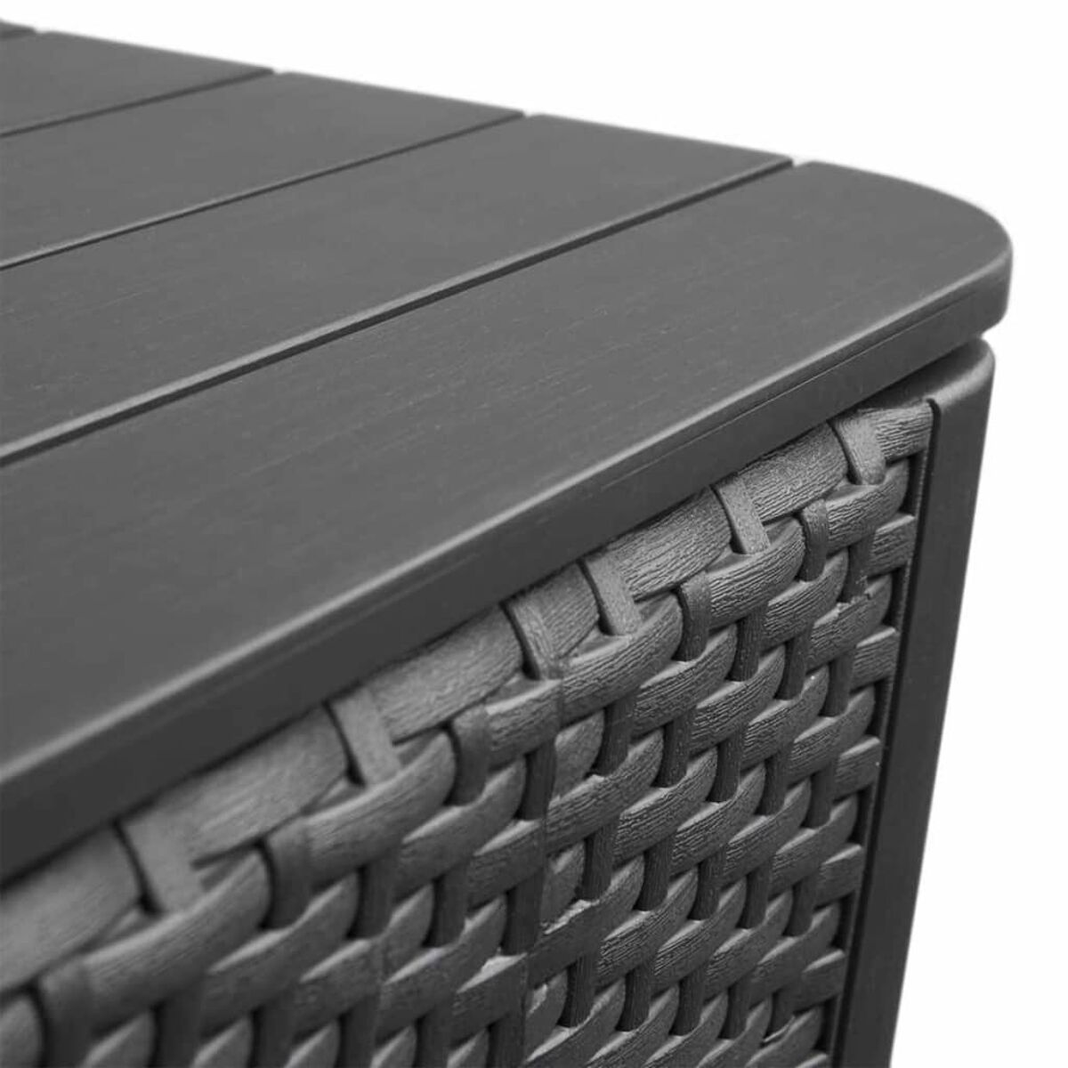 Primo piano di un angolo di un mobile grigio intrecciato. È un primo piano di un tavolo o di un'unità di stoccaggio.