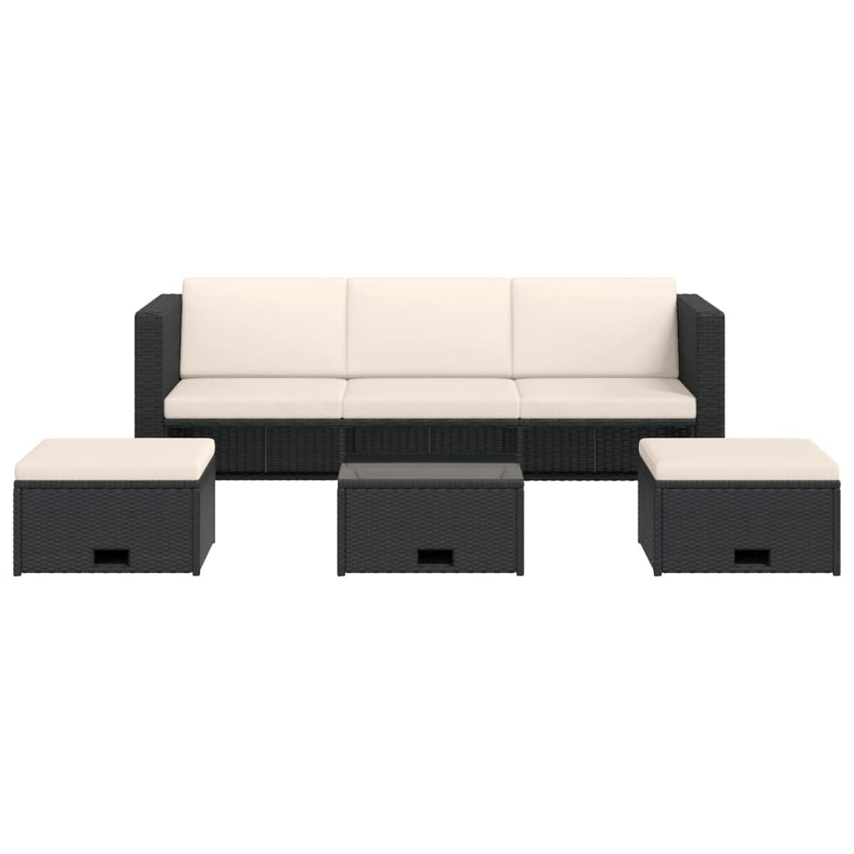 Ein schwarzes Outdoor-Möbelset mit Sofa, zwei Ottomanen und einem Couchtisch. Beige Kissen.