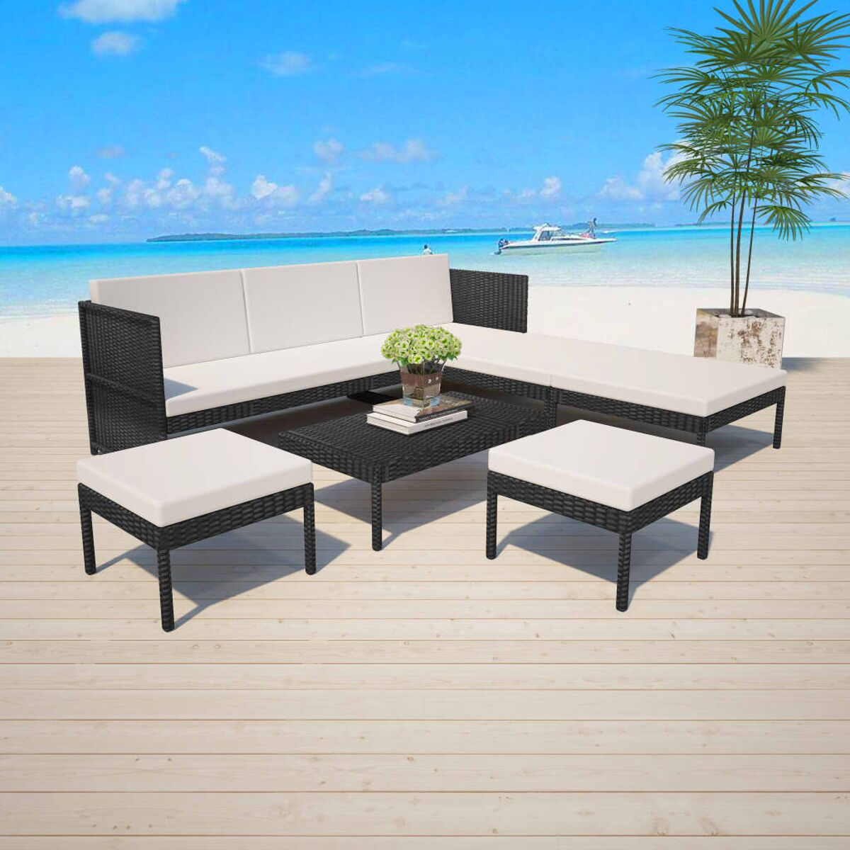 Eine Strandszene mit einem schwarzen Gartenmöbel-Set, einschließlich Sofa, Ottomanen und einem Couchtisch. Der Hintergrund ist ein Strand.