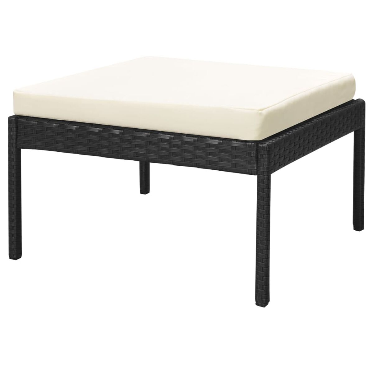 Ein quadratischer, schwarzer Wicker-Hocker mit einem cremefarbenen Kissen.