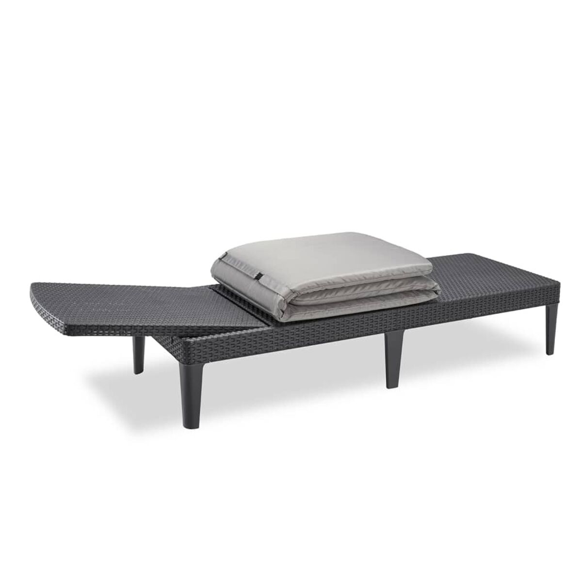 Schwarze Outdoor-Sonnenliege aus Weide mit grauem Kissen auf weißem Hintergrund.