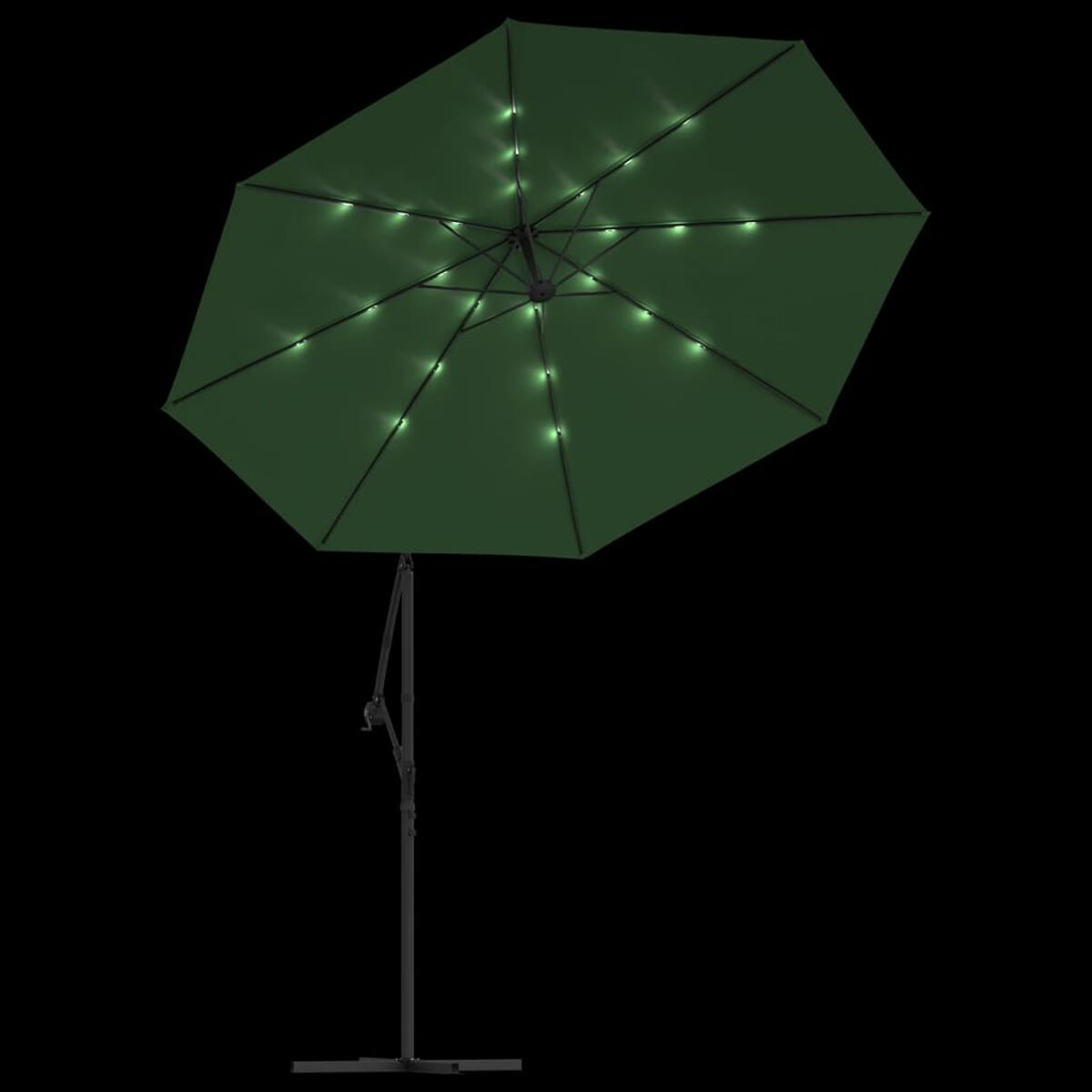Grüner Sonnenschirm mit Lichtern. Der Schirm ist geöffnet, mit Lichtern, die das Dach beleuchten.