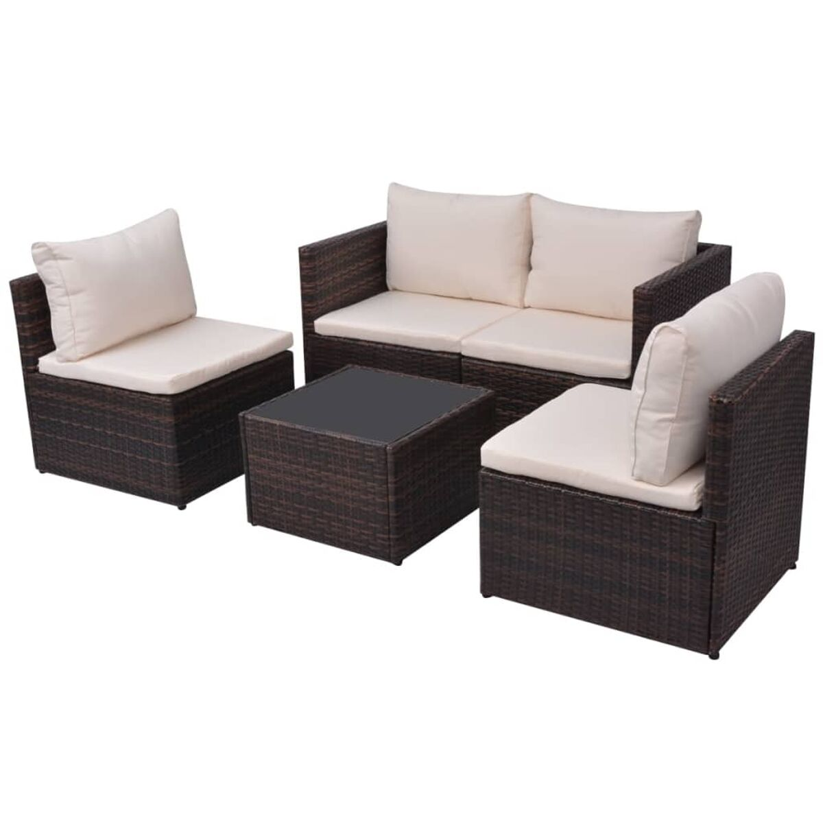 Korbmöbel-Set mit beigen Kissen und einem schwarzen Tisch. Der Hintergrund ist weiß.