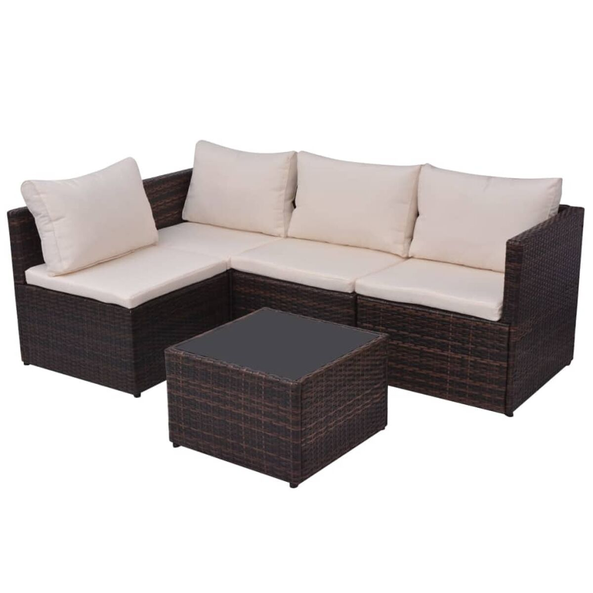 Ein braunes Rattan-Sofa mit cremefarbenen Kissen und einem quadratischen Tisch vor weißem Hintergrund.