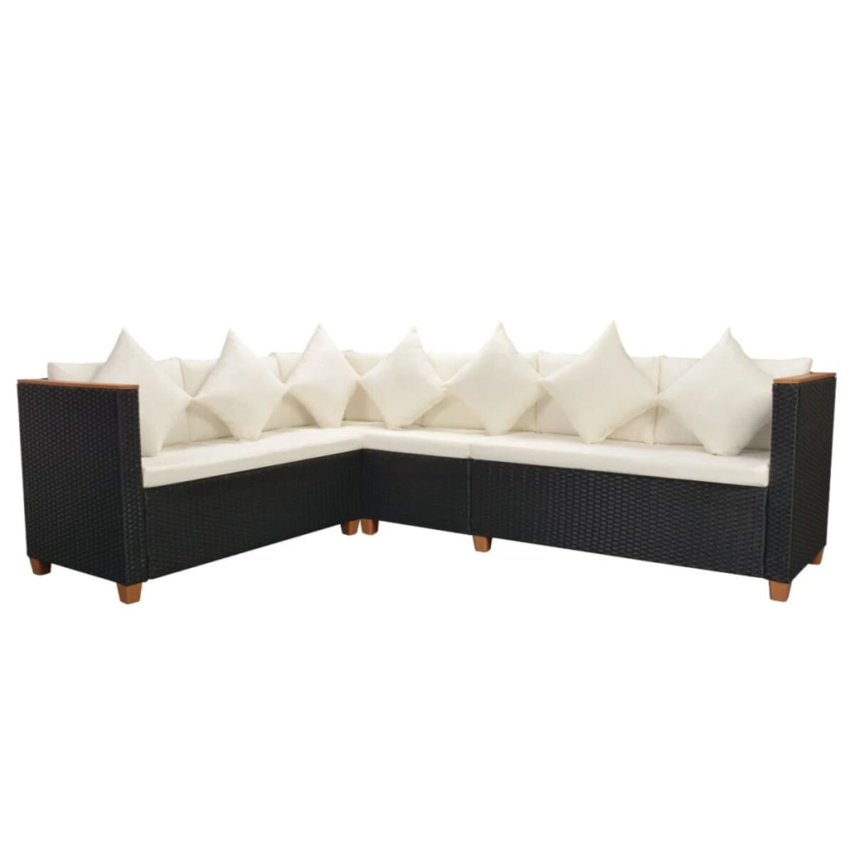 Schwarzes Rattan-Ecksofa mit weißen Kissen. Hintergrund: weiß.