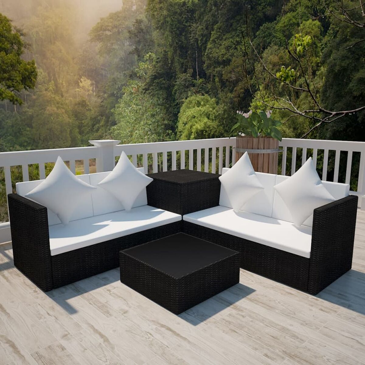 Schwarzes Rattan-Gartenmöbelset mit weißen Kissen. Enthält Sofas und Tische.