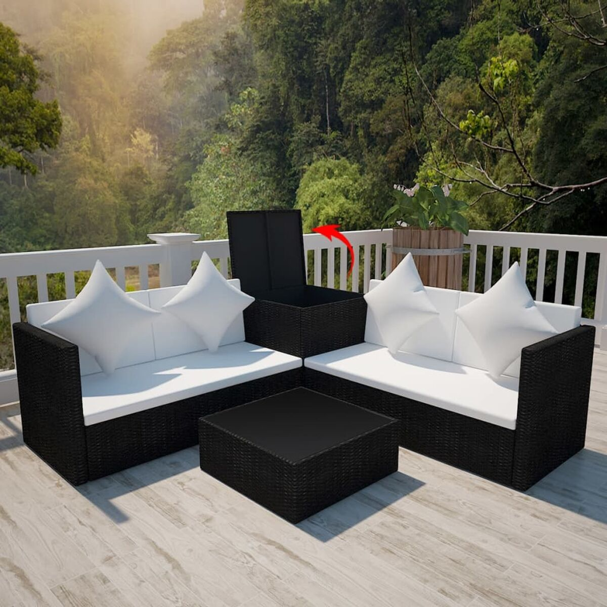 Ein Terrassenset mit schwarzen Korbmöbeln und weißen Kissen. In der Mitte befindet sich eine schwarze Aufbewahrungsbox.