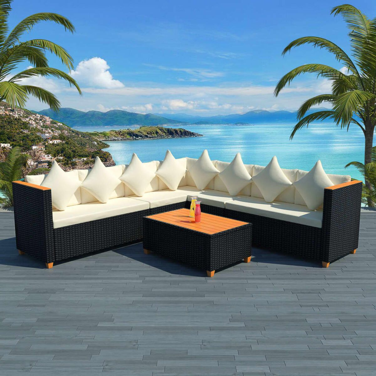 Outdoor-Ecksofa mit weißen Kissen, Tisch mit Getränk, Blick auf Meer und Berge.
