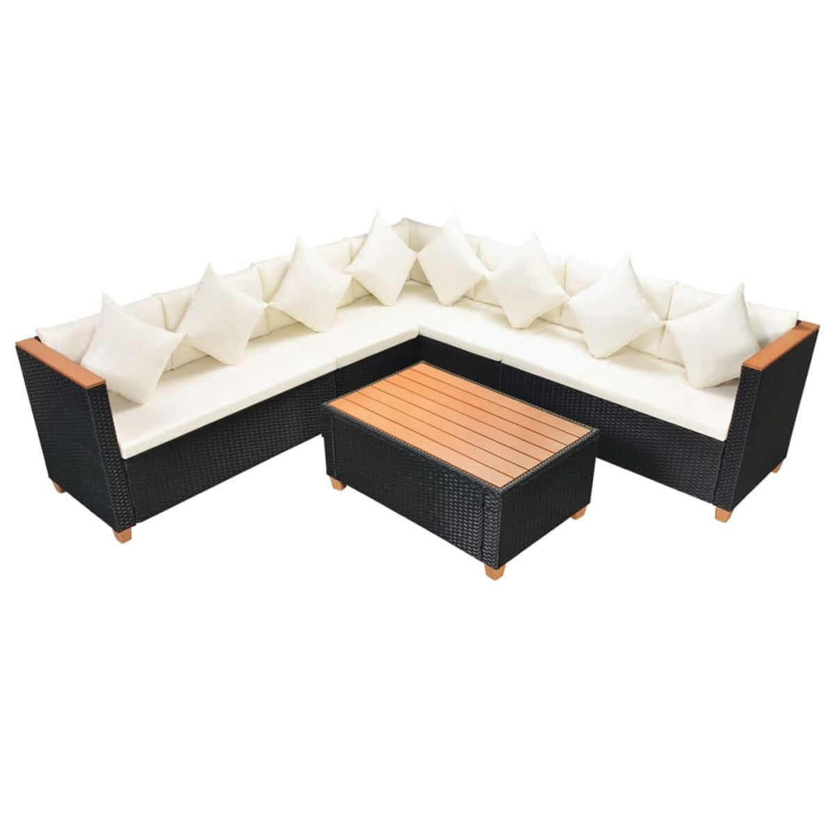 Schwarzes Ecksofa aus Korbgeflecht mit weißen Kissen und einem Holztisch. Das Set steht vor weißem Hintergrund.
