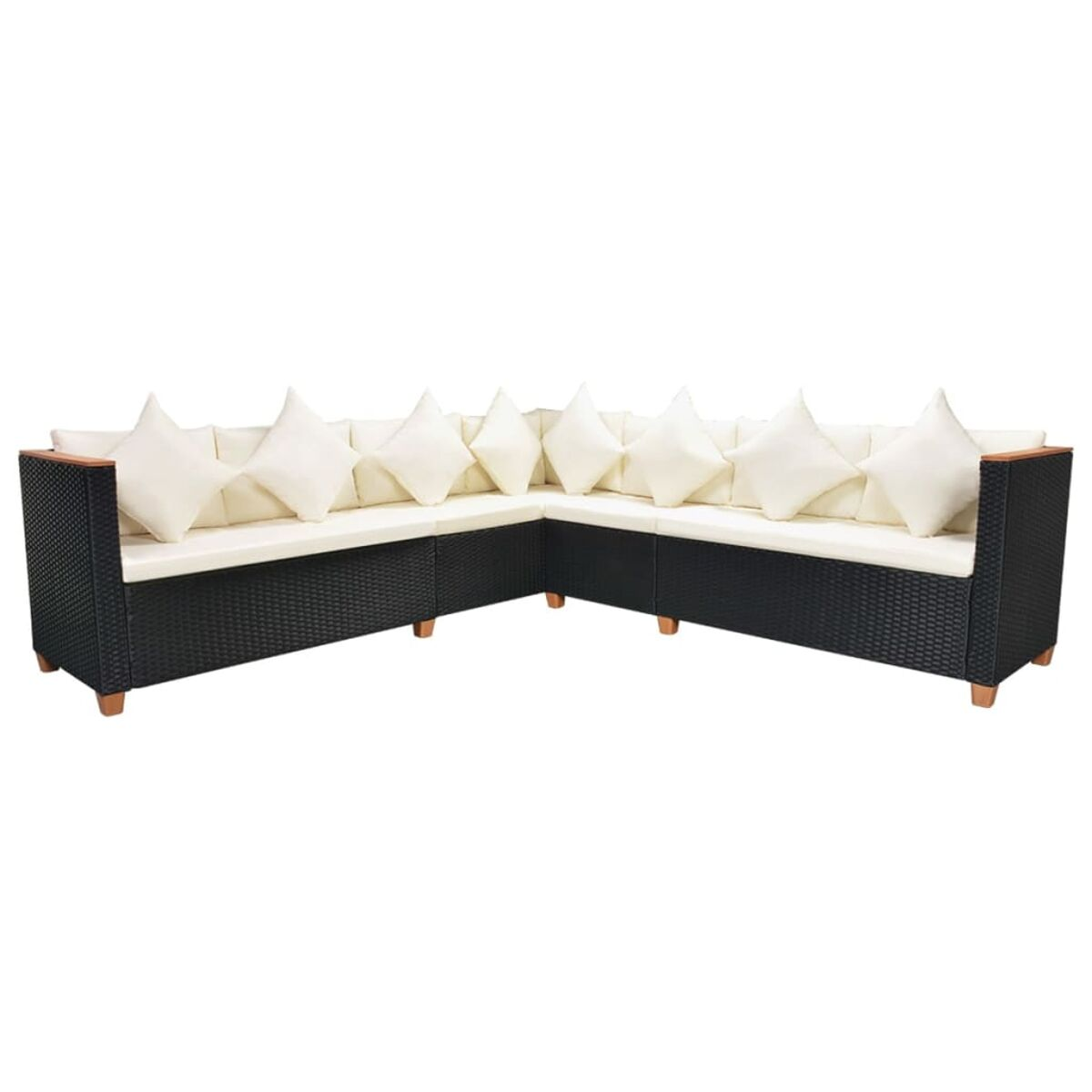 Ein schwarzes Ecksofa aus Korbgeflecht mit weißen Kissen vor weißem Hintergrund.