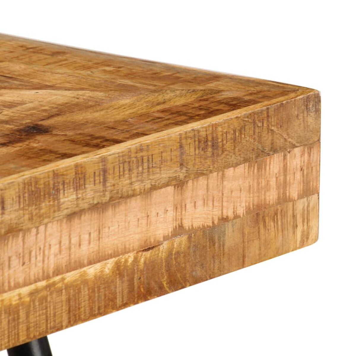 Nahaufnahme der Kante eines Holztisches. Das Holz hat eine natürliche, hellbraune Oberfläche.