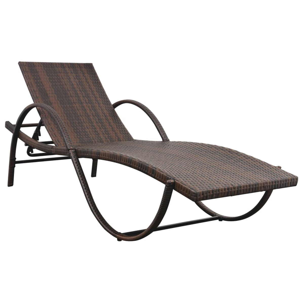 Braune Rattan-Chaiselongue mit gebogenen Stützen. Die Chaiselongue befindet sich auf weißem Hintergrund, isoliert.
