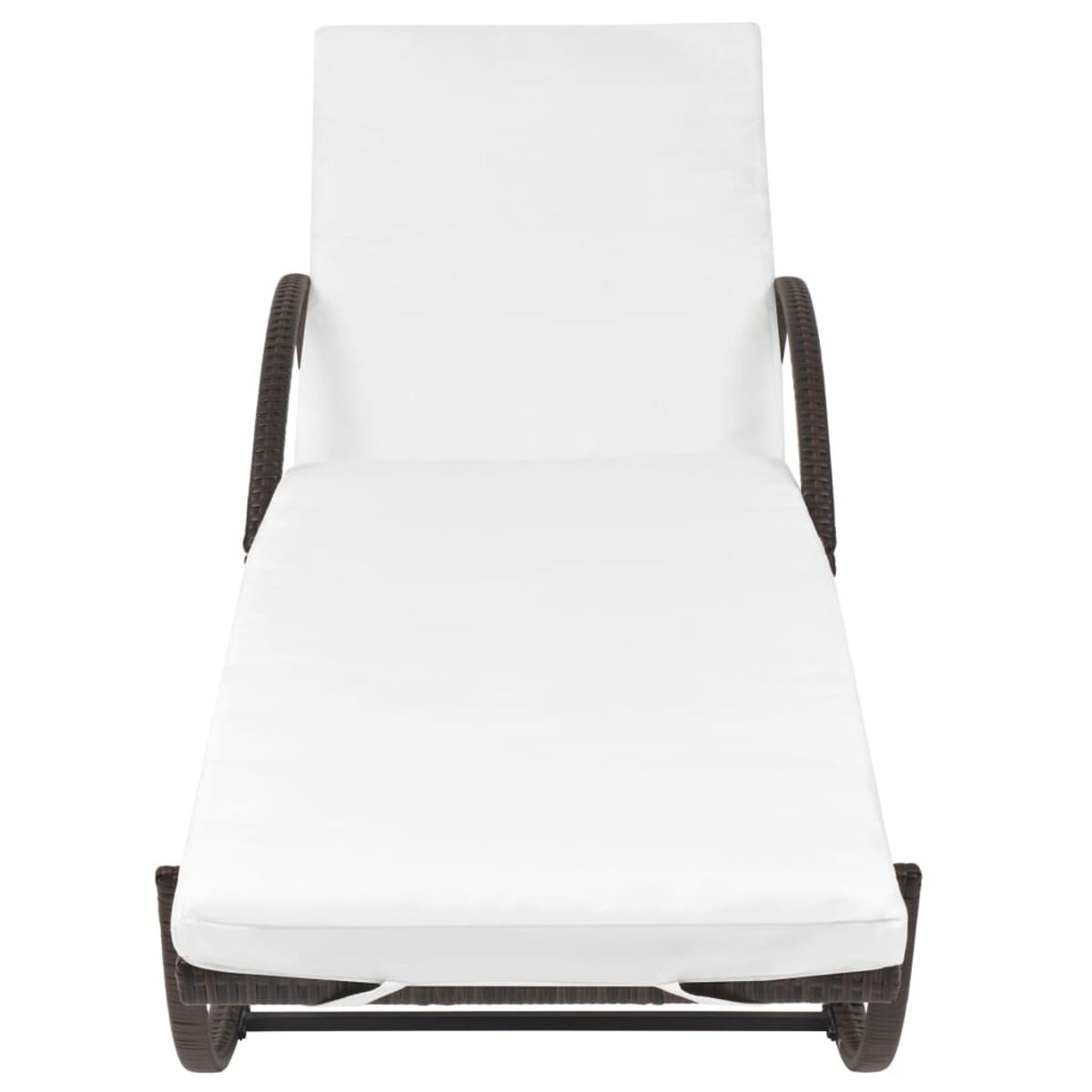 Weiß gepolsterte Chaiselongue mit braunem Korbgestell.