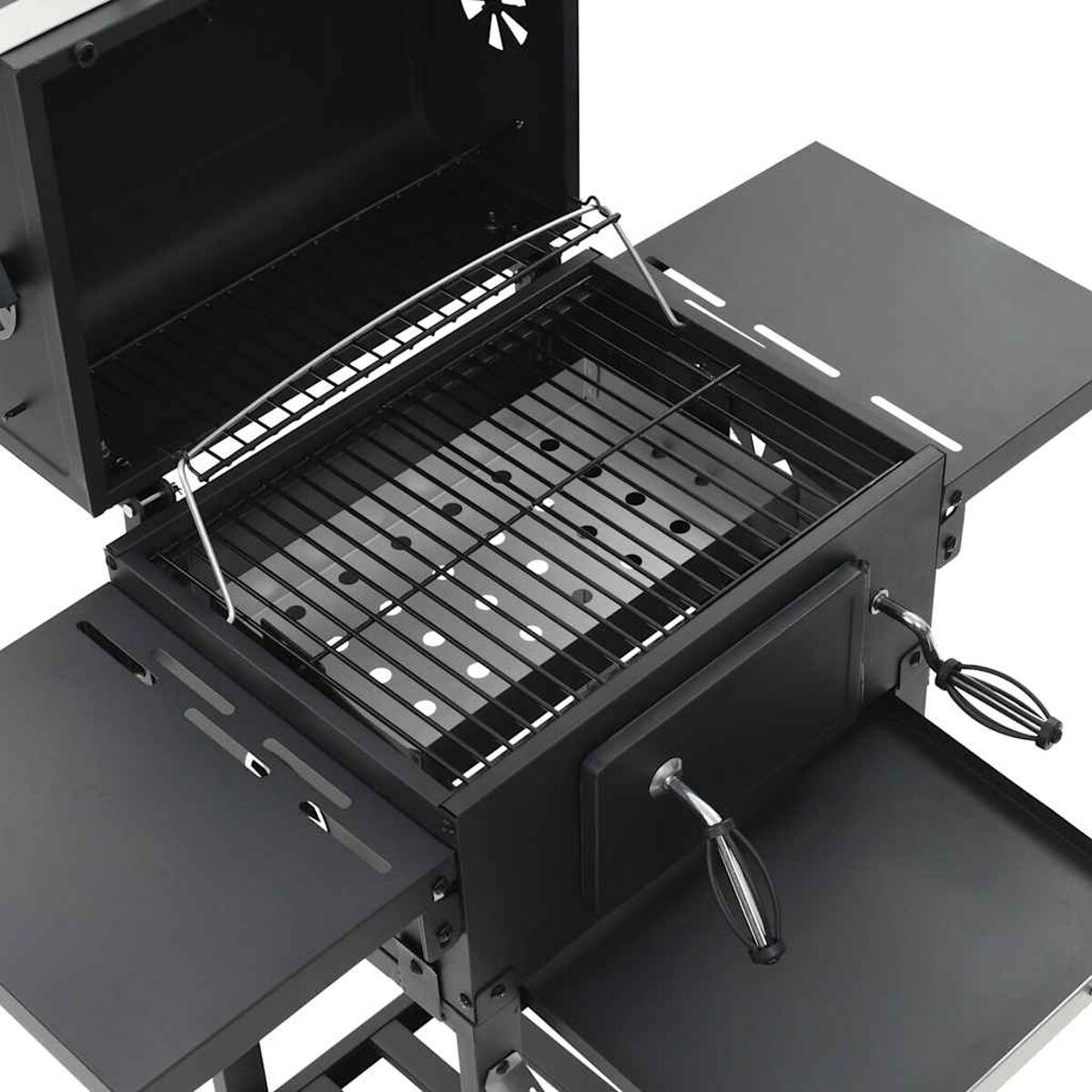 Schwarzer Holzkohlegrill mit Seitenablagen und offenem Deckel, Metallrost innen. Schwarzer Rahmen.