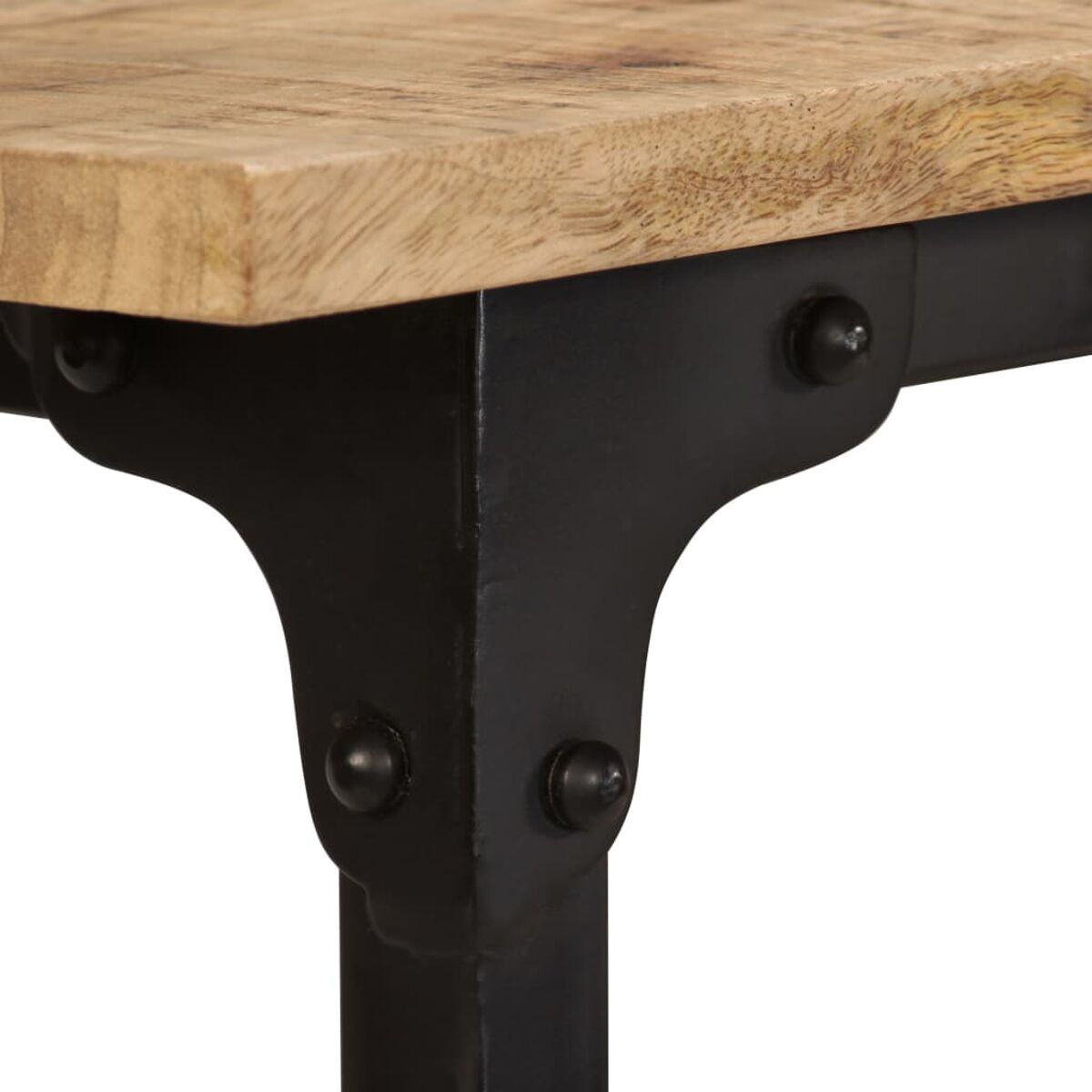 Nahaufnahme einer Holztischecke mit schwarzen Metallbeinen und Nieten.
