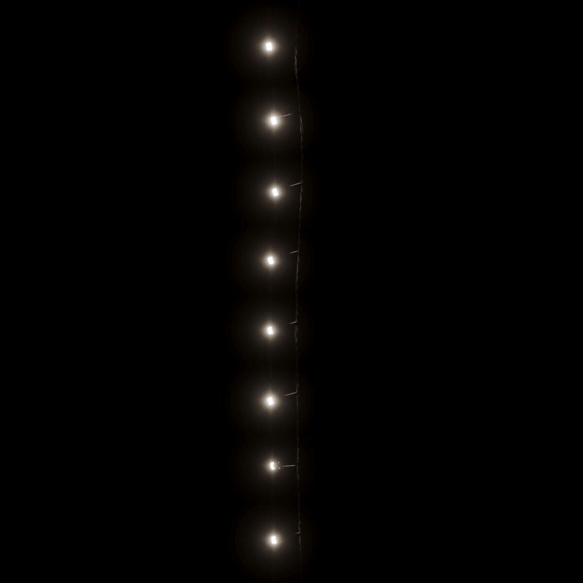 Schnur aus kleinen, hellen LED-Lichtern vor schwarzem Hintergrund, die einen Leuchteffekt erzeugen.