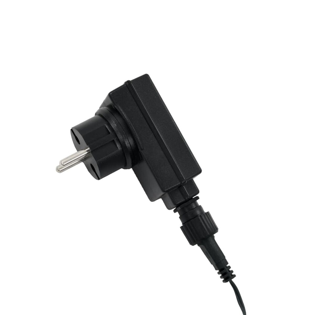 Schwarzer Netzstecker mit einem dreipoligen Stecker. Das Kabel ist schwarz. Auf weißem Hintergrund.