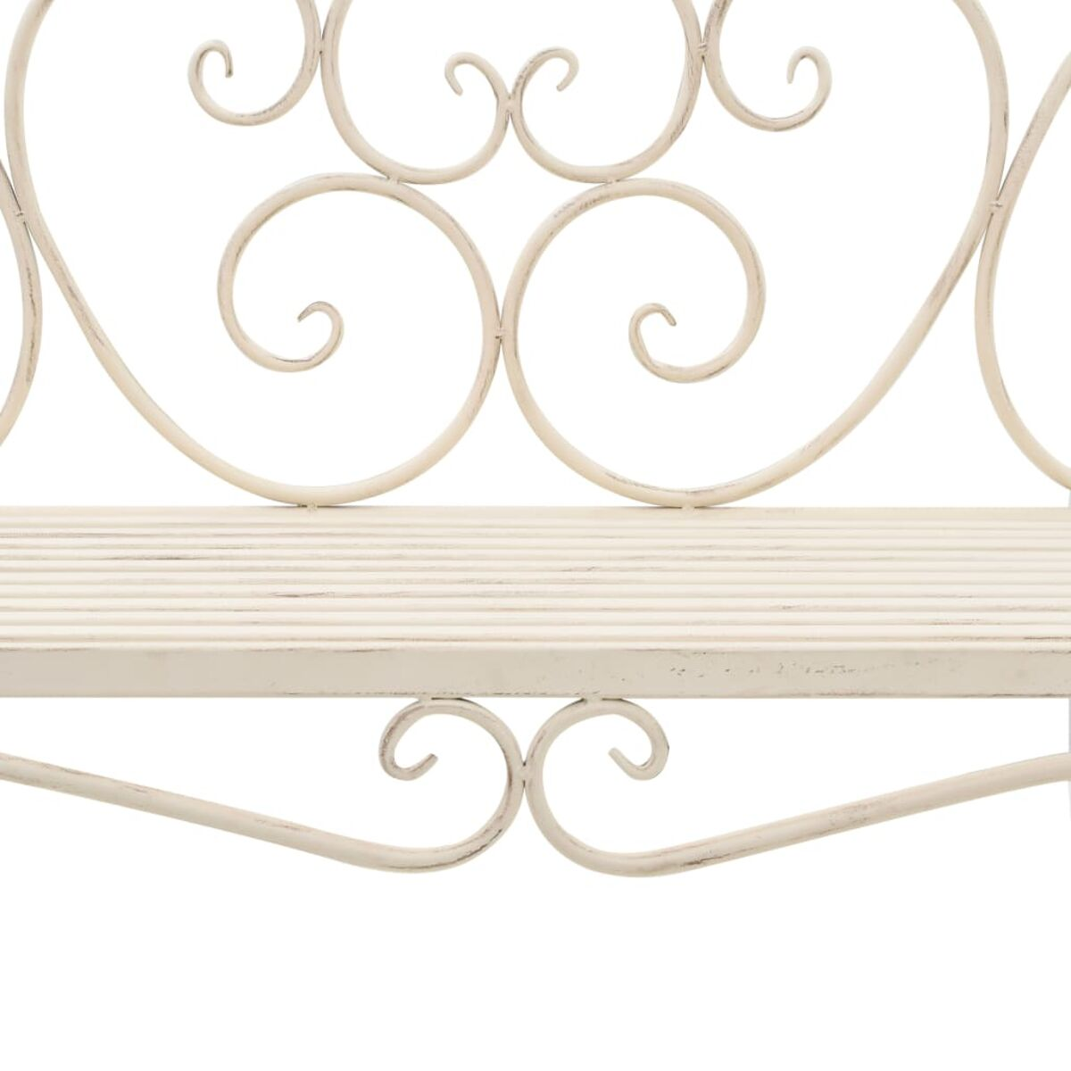 Detail einer weißen Schmiedeeisenbank. Das Design hat geschwungene Linien und Schnörkel.