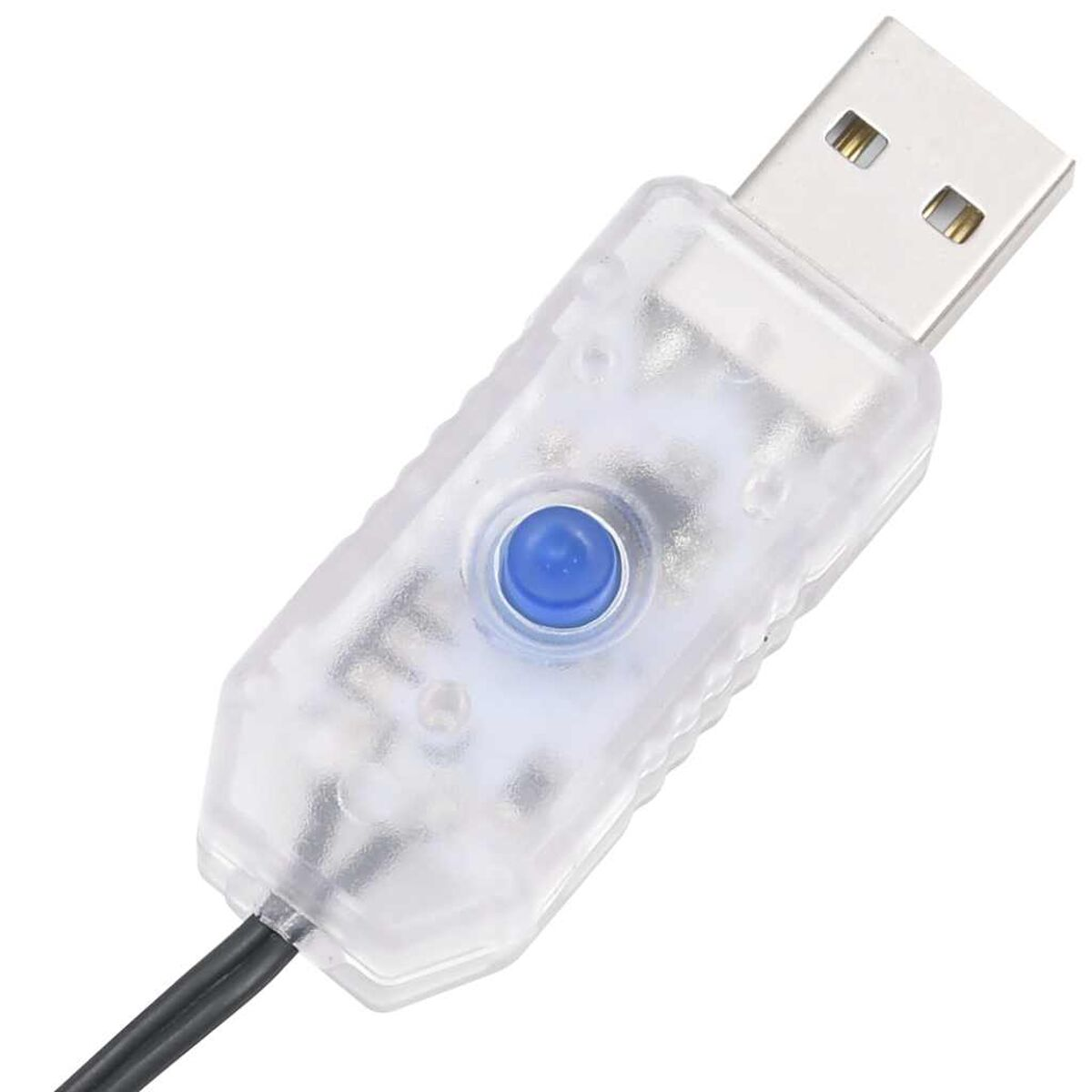 Transparenter USB-Lader mit blauem Knopf. Schwarzes Kabel angeschlossen.